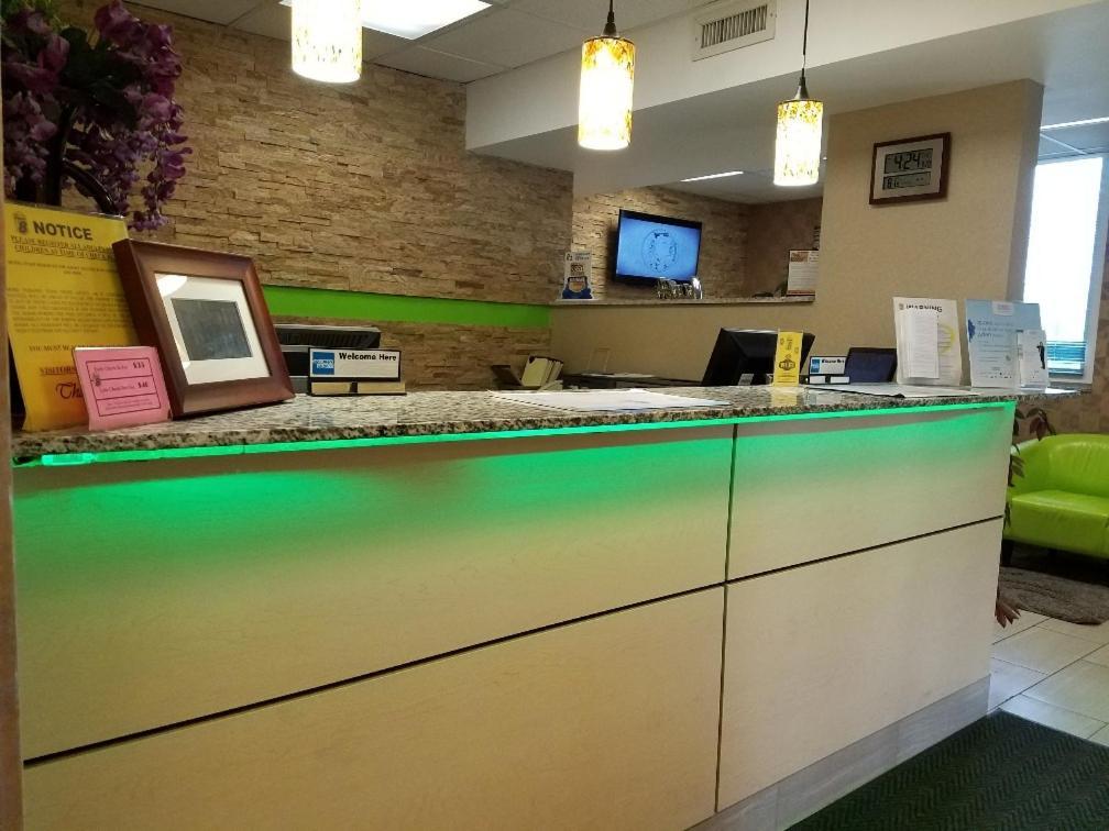 Super 8 By Wyndham Plattsburgh Hotel Ngoại thất bức ảnh
