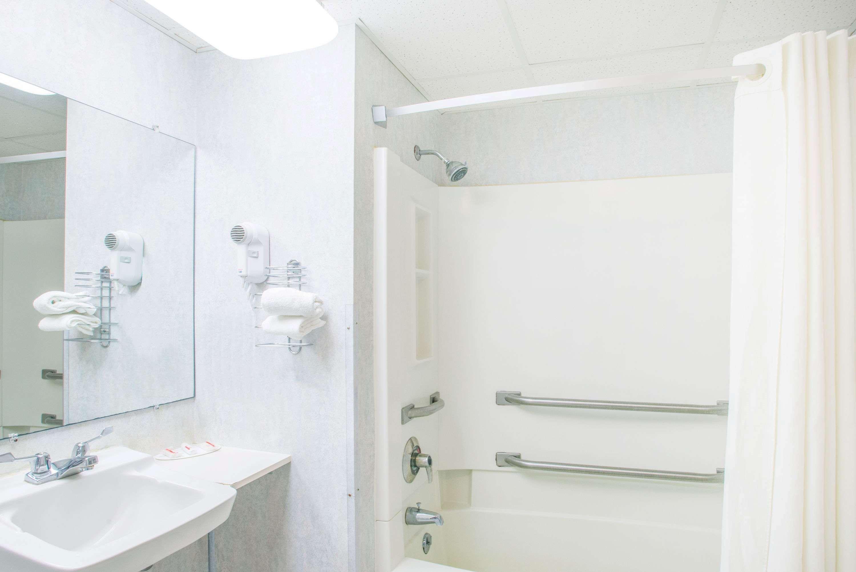 Super 8 By Wyndham Plattsburgh Hotel Ngoại thất bức ảnh