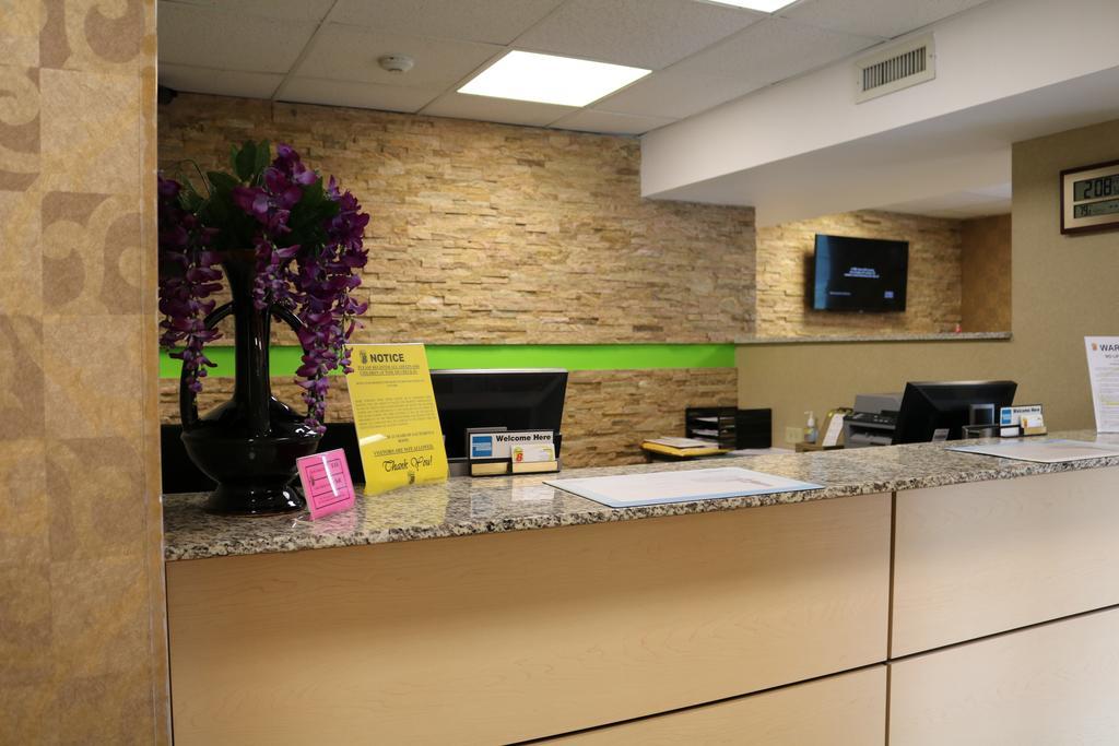 Super 8 By Wyndham Plattsburgh Hotel Ngoại thất bức ảnh