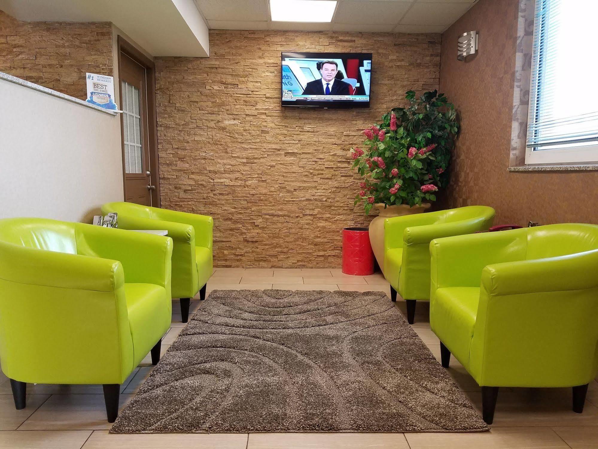 Super 8 By Wyndham Plattsburgh Hotel Ngoại thất bức ảnh
